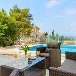 Tandem With Swimming Pool 아파트 챠브타트
