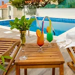 Tandem With Swimming Pool Apartamento