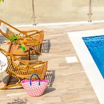 Tandem With Swimming Pool