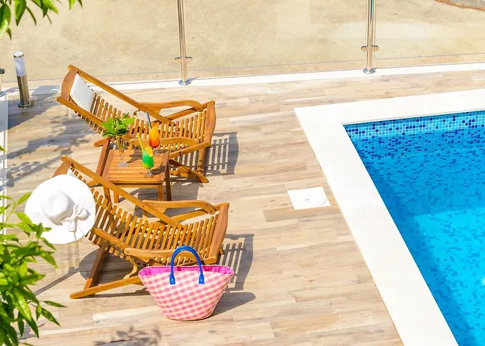 Tandem With Swimming Pool