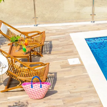 Tandem With Swimming Pool